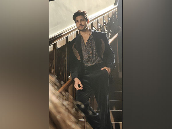 Sidharth Malhotra brought 70s glamour back to Shantnu Nikhil's show in Delhi with his stunning looks.